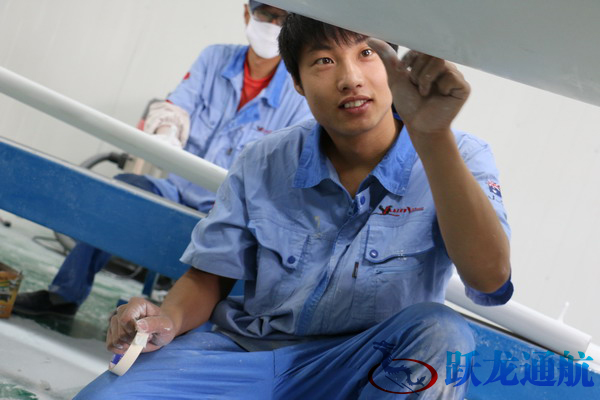 每一道程序,技術(shù)人員都認真作業(yè)